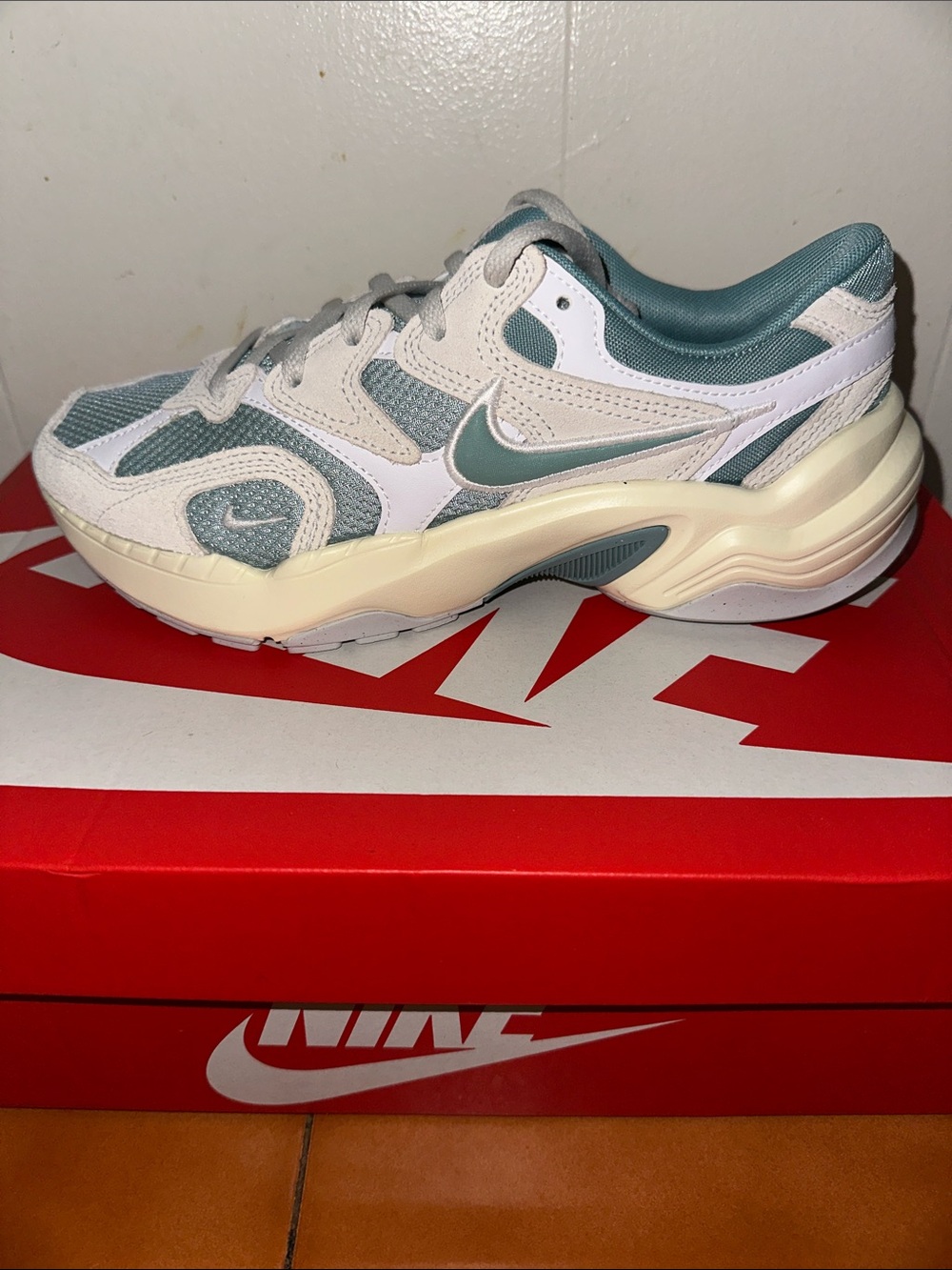 Nike Women's Retro Runner in Teal and White Size 7W and 5.5Y